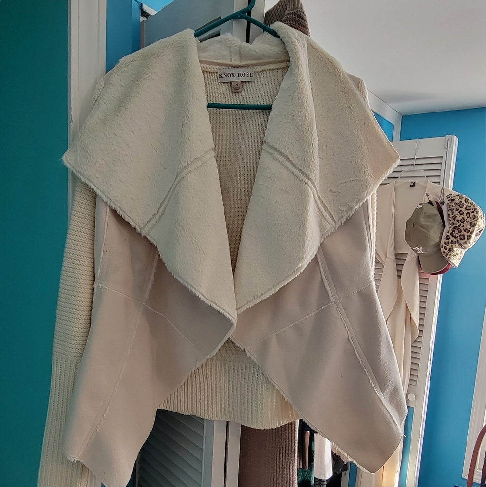 Light pink suede sweater with fur